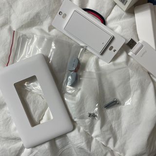 아카라 조명 스위치를 누워서 끄는 방법 (스마트 조명 스위치 2구 + 무선 리모트 스위치 1구 T1, 스마트 허브 E1) — 4점을 준 리뷰어가 2021년 12월 올린 사용 사진