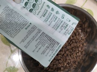 [푸디웜] 라포그  리얼인섹트 웨이트밸런스 저알러지 강아지 사료  1.2KG — 5점을 준 리뷰어가 2021년 7월 올린 사용 사진