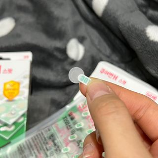 [큐어반H 스팟] 자외선 99프로 차단되는 스틱타입 스팟밴드(1팩 / 66매입) — 4.5점을 준 리뷰어가 2022년 11월 올린 사용 사진