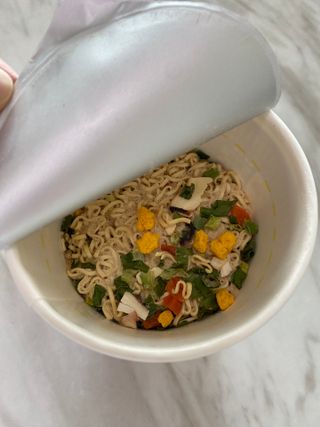 NISSIN 닛신 컵누들  4종 - 씨푸드오리지날, 씨푸드 스파이시, 씨푸드 커리, 씨푸드 XO소스 — 5점을 준 리뷰어가 2023년 1월 올린 사용 사진