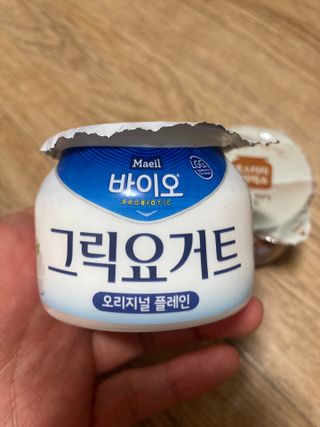 매일바이오 그릭요거트 오리지널 플레인 4개, 로스터리 커피믹스 4개 — 5점을 준 리뷰어가 2021년 12월 올린 사용 사진