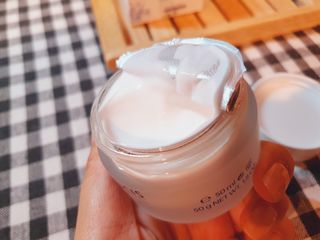 산수시 아쿠아 베네핏 24h 수부지 물광 속건조 수분크림 50ml — 5점을 준 리뷰어가 2021년 8월 올린 사용 사진