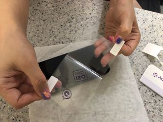 아클리브 Eco 항균 항바이러스 액정 보호필름(iPhone) — 4점을 준 리뷰어가 2022년 8월 올린 사용 사진
