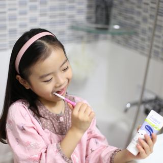 닥터데디스 안심저불소 키즈치약 (라즈베리, 청포도향 중 택 1) 60g +  여행용 미니 치약 15g — 5점을 준 리뷰어가 2022년 11월 올린 사용 사진