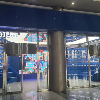 브랜드K 플래그십스토어 [브랜드K X 에이블루]박스탭 전선정리 인테리어 멀티탭 — 5점을 준 리뷰어가 2022년 1월 올린 사용 사진