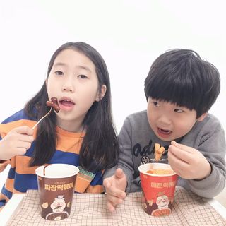 유비쿡 컵떡볶이 매운컵떡볶이2개/ 짜장컵떡볶이 2개  총 4개세트 — 5점을 준 리뷰어가 2021년 4월 올린 사용 사진