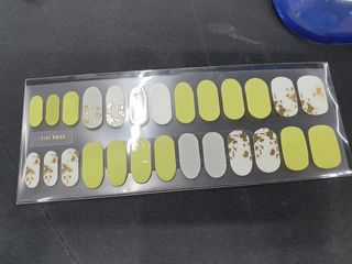 [네일가게] 햇빛에 닿으면 색이 변하는 신기한 햇살 반전 네일스티커_B — 5점을 준 리뷰어가 2021년 8월 올린 사용 사진