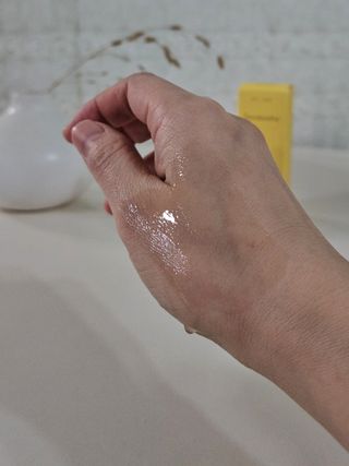 스킨큐어 산다화 비타민c 화이트닝 에센스 30ml — 5점을 준 리뷰어가 2023년 12월 올린 사용 사진