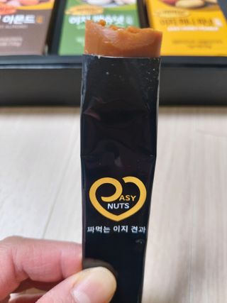짜먹는 이지견과 짜먹는 이지아몬드, 짜먹는 이지허니피넛, 짜먹는 이지캐슈넛 각 10g X  10포 — 4점을 준 리뷰어가 2021년 4월 올린 사용 사진