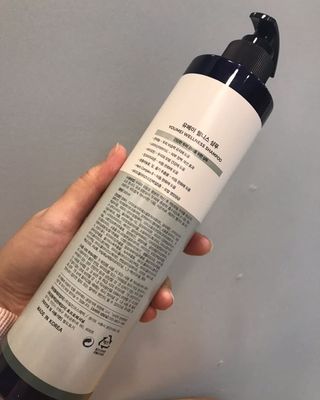 유메이 웰니스 샴푸 + 유메이 스칼프 브러쉬 — 5점을 준 리뷰어가 2021년 12월 올린 사용 사진