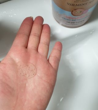 벨먼 내추럴스파 수분광채 스크럽 바디워시 600ml 5종 — 5점을 준 리뷰어가 2022년 5월 올린 사용 사진