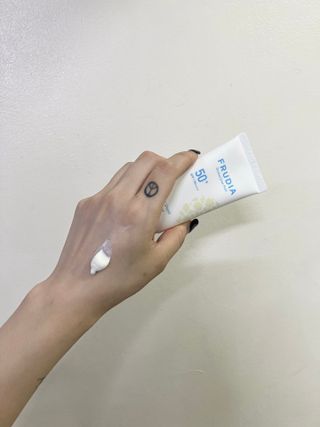 틱톡 [후르디아] 백탁NO! 화잘먹 수분광 선 에센스✨ — 5점을 준 리뷰어가 2023년 6월 올린 사용 사진