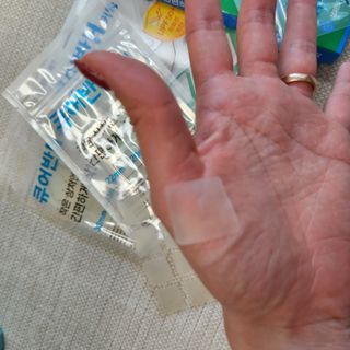 [큐어반H 커팅] 간편하게 떼서 쓰는 자외선차단 습윤밴드 (1팩/30매입) — 5점을 준 리뷰어가 2022년 11월 올린 사용 사진