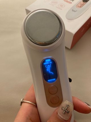 올인원 피부관리 이야 갈바닉 마사지기 — 5점을 준 리뷰어가 2023년 3월 올린 사용 사진