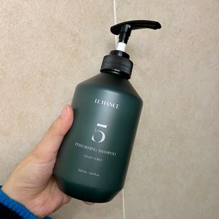르핸스 퍼포밍 5 샴푸 비반트 포렛/베티버 포그 — 5점을 준 리뷰어가 2023년 3월 올린 사용 사진