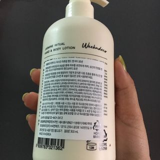 [위켄더스] 끈적임 없이 수분감을 채워주는 핸드& 바디로션 1종 랜덤발송 — 5점을 준 리뷰어가 2022년 5월 올린 사용 사진