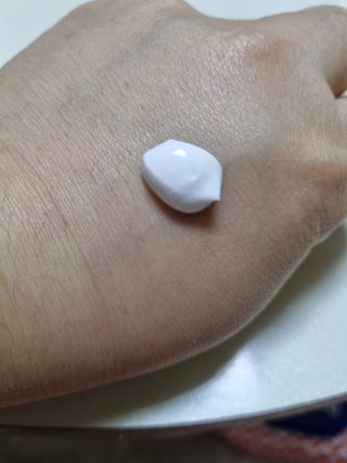 [엠메이데이] 샤워인샤워 화이트 바디 톤업크림 300g — 4점을 준 리뷰어가 2021년 12월 올린 사용 사진