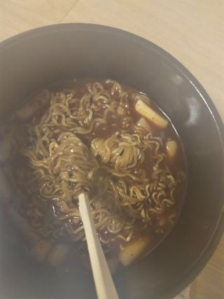 유비쿡 컵떡볶이 매운컵떡볶이2개/ 짜장컵떡볶이 2개  총 4개세트 — 4.5점을 준 리뷰어가 2021년 3월 올린 사용 사진