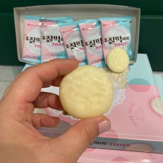 롯데제과 찰떡파이 크림치즈 — 5점을 준 리뷰어가 2021년 5월 올린 사용 사진