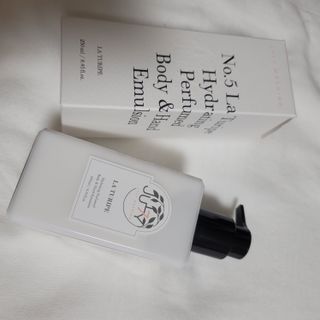 줄라이 모닝 _ JULY MORNING 줄라이모닝 하이드레이팅 퍼퓸드 바디앤핸드 에멀젼 — 5점을 준 리뷰어가 2021년 9월 올린 사용 사진