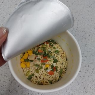 NISSIN 닛신 컵누들  4종 - 씨푸드오리지날, 씨푸드 스파이시, 씨푸드 커리, 씨푸드 XO소스 — 5점을 준 리뷰어가 2021년 11월 올린 사용 사진