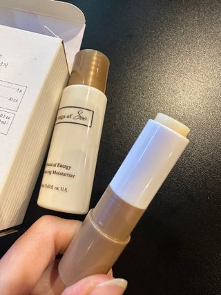 더사가오브수 [사가수] 효혜윤 보태니컬 에너지 에센스인로션 20ml /아이포올 스틱 3g — 5점을 준 리뷰어가 2023년 3월 올린 사용 사진