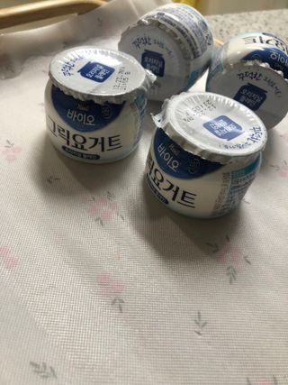 매일바이오 그릭요거트 오리지널 플레인 4개, 로스터리 커피믹스 4개 — 5점을 준 리뷰어가 2021년 12월 올린 사용 사진