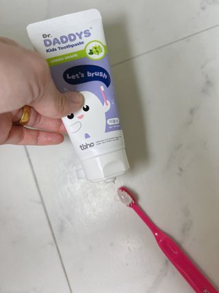 닥터데디스 안심저불소 키즈치약 (라즈베리, 청포도향 중 택 1) 60g +  여행용 미니 치약 15g — 5점을 준 리뷰어가 2022년 11월 올린 사용 사진