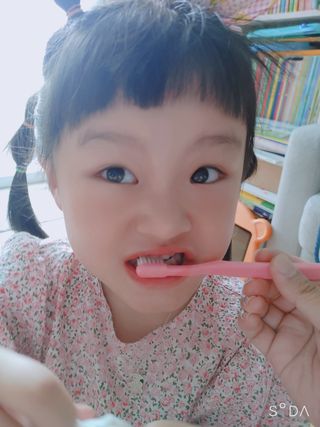 닥터데디스 안심저불소 키즈치약 (라즈베리, 청포도향 중 택 1) 60g +  여행용 미니 치약 15g — 5점을 준 리뷰어가 2022년 7월 올린 사용 사진