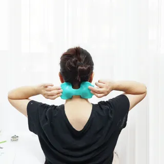 힐니스북 [힐마이넥]   거북목 통증완화를 위한 휴대용 목 안마기 — 4점을 준 리뷰어가 2022년 12월 올린 사용 사진