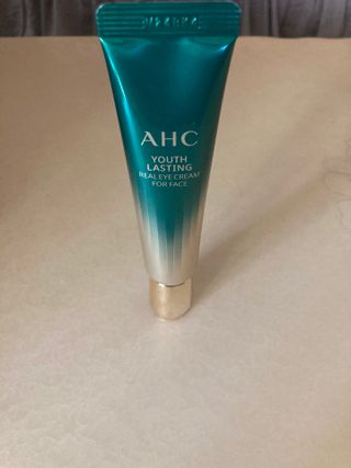 [NEW 탄력유턴 아이크림] AHC 유스 래스팅 리얼 아이크림 포 페이스 — 4.5점을 준 리뷰어가 2021년 4월 올린 사용 사진