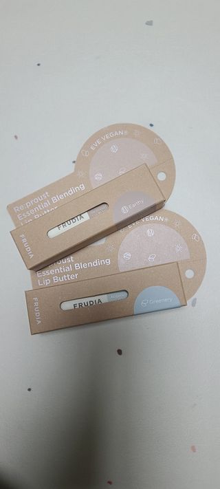 [후르디아] 올리브영 착한보습 비건 립버터 2종 — 5점을 준 리뷰어가 2021년 12월 올린 사용 사진