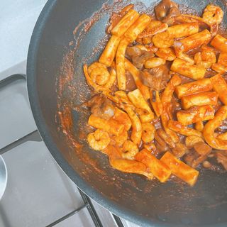 화끈한녀석들 새오똥400g 새우,오징어,똥집 볶음요리 소스,밀떡, 참기름 포함 — 5점을 준 리뷰어가 2022년 12월 올린 사용 사진