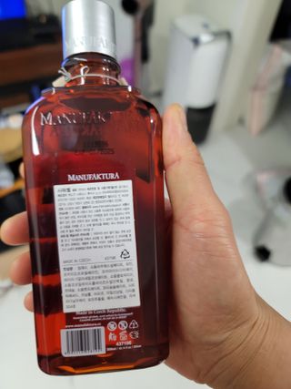 체코 비건화장품 마뉴팍투라 향좋은 와인 샤워젤 (300ml) — 5점을 준 리뷰어가 2022년 6월 올린 사용 사진