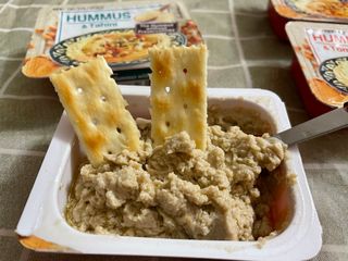 [유픽]간편하게 즐기는 고단백 상온보관 후무스 2종, 총 4개 토마토맛/타히니맛[올리브맛 제외] — 3점을 준 리뷰어가 2021년 3월 올린 사용 사진