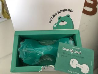 힐니스북 [힐마이넥]   거북목 통증완화를 위한 휴대용 목 안마기 — 4.5점을 준 리뷰어가 2022년 12월 올린 사용 사진
