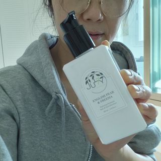 줄라이 모닝 _ JULY MORNING 줄라이모닝 하이드레이팅 퍼퓸드 바디앤핸드 에멀젼 — 5점을 준 리뷰어가 2021년 12월 올린 사용 사진