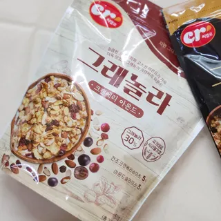 씨알푸드 씨알로 그래놀라 2종 후르츠+크랜베리 아몬드 — 5점을 준 리뷰어가 2022년 7월 올린 사용 사진