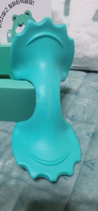 힐니스북 [힐마이넥]   거북목 통증완화를 위한 휴대용 목 안마기 — 5점을 준 리뷰어가 2022년 12월 올린 사용 사진