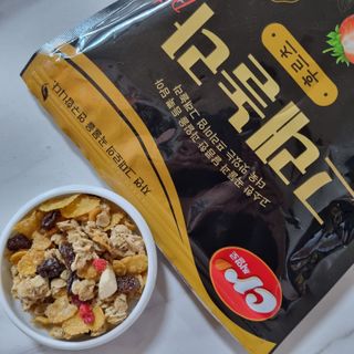씨알푸드 씨알로 그래놀라 2종 후르츠+크랜베리 아몬드 — 5점을 준 리뷰어가 2022년 7월 올린 사용 사진