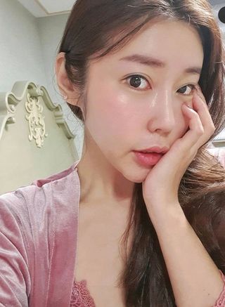 [NEW 탄력유턴 아이크림] AHC 유스 래스팅 리얼 아이크림 포 페이스 — 5점을 준 리뷰어가 2021년 4월 올린 사용 사진
