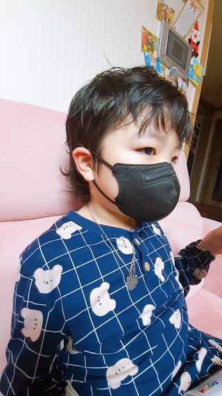 애니가드키즈 새부리형 KF94  5컬러 각 10매입 [화이트, 블랙, 크리미베이지, 코튼핑크, 그레이] 3-6세 — 5점을 준 리뷰어가 2022년 2월 올린 사용 사진