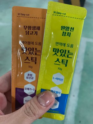 페페로니 맛있는 스틱 - 무항생제 닭고기 15개 + 원양선 참치 15개 — 5점을 준 리뷰어가 2021년 8월 올린 사용 사진