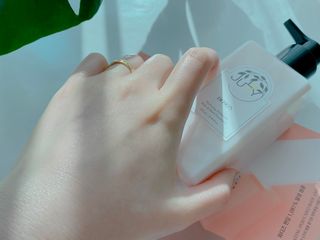 줄라이 모닝 _ JULY MORNING 줄라이모닝 하이드레이팅 퍼퓸드 바디앤핸드 에멀젼 — 5점을 준 리뷰어가 2021년 12월 올린 사용 사진