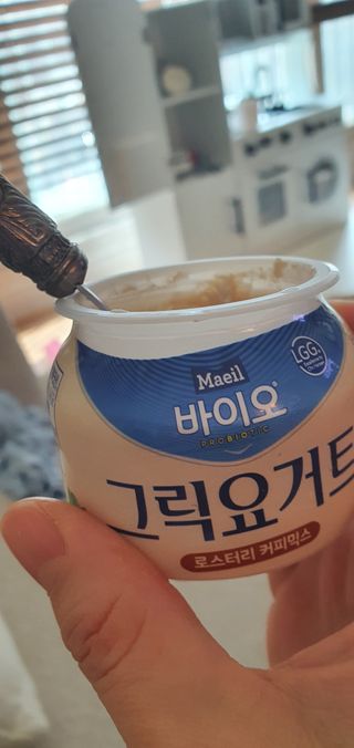 매일바이오 그릭요거트 오리지널 플레인 4개, 로스터리 커피믹스 4개 — 5점을 준 리뷰어가 2021년 12월 올린 사용 사진
