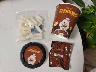 유비쿡 컵떡볶이 매운컵떡볶이2개/ 짜장컵떡볶이 2개  총 4개세트 — 5점을 준 리뷰어가 2021년 6월 올린 사용 사진