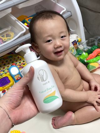 mom e 맘이 내추럴 베이비 케어 샴푸앤바스+로션 — 5점을 준 리뷰어가 2021년 1월 올린 사용 사진
