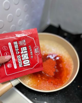 빨간키트 떡볶이 밀키트 2~3인분 매운맛 국물 떡볶이 만들기 쉬운 황금 레시피 분말 소스로 간편한 요리 — 5점을 준 리뷰어가 2021년 8월 올린 사용 사진