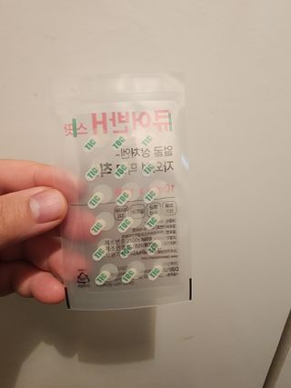 [큐어반H 스팟] 자외선 99프로 차단되는 스틱타입 스팟밴드(1팩 / 66매입) — 5점을 준 리뷰어가 2022년 11월 올린 사용 사진