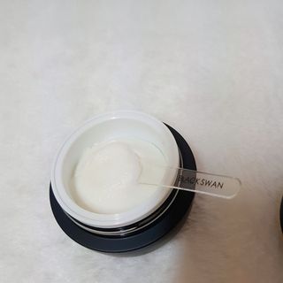 오투에니원 갈락토미세스 비타민 C 프리미엄 블랙스완 크림 50g — 5점을 준 리뷰어가 2022년 12월 올린 사용 사진